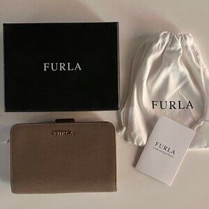 Furla Babylon M zip around leather wallet in beige. Brand new with tags in box